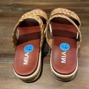 Ladies MIA gently worn sandal. Size 7.5